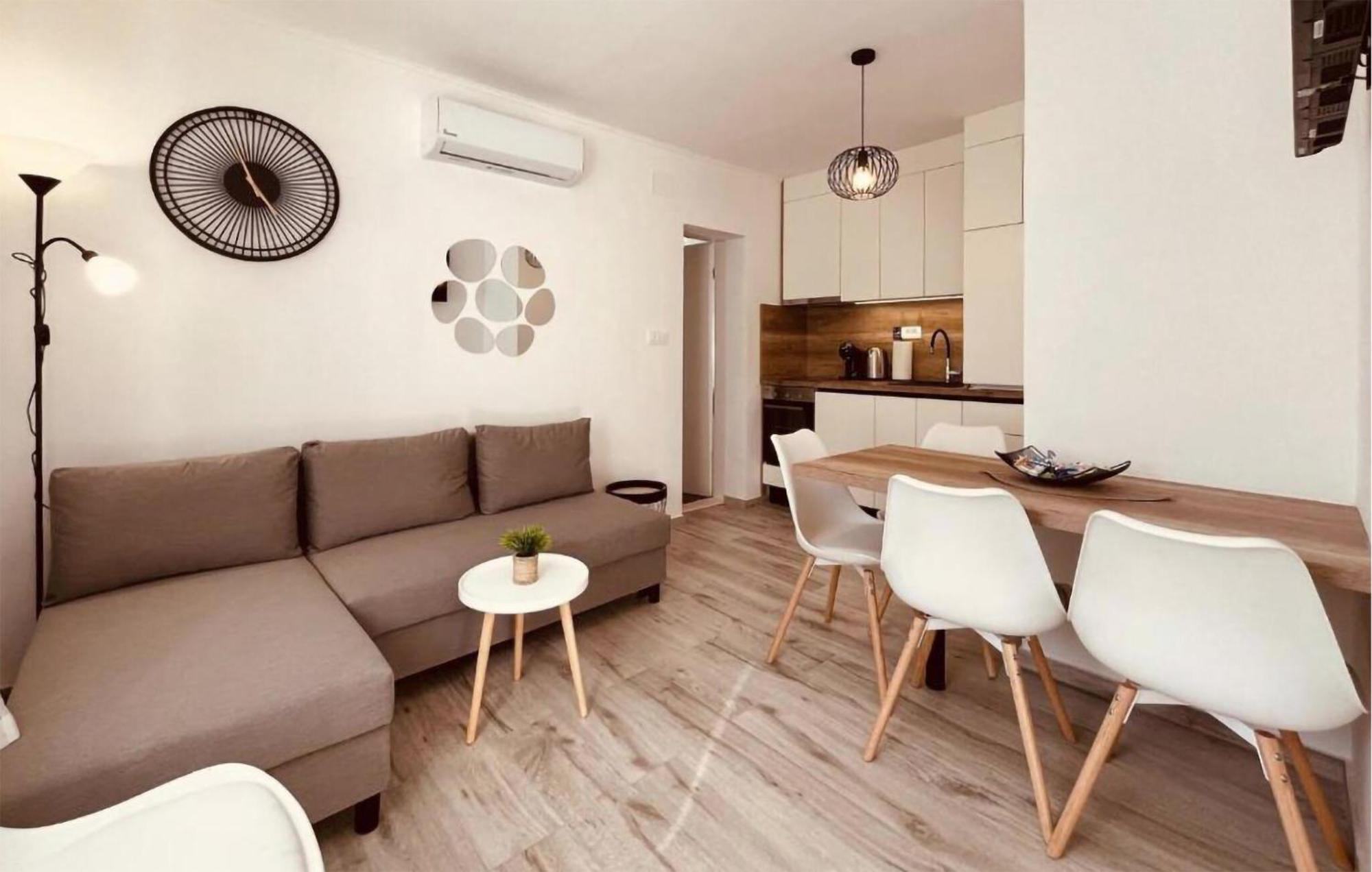 Awesome Home In Sibenik With Kitchen Exterior foto